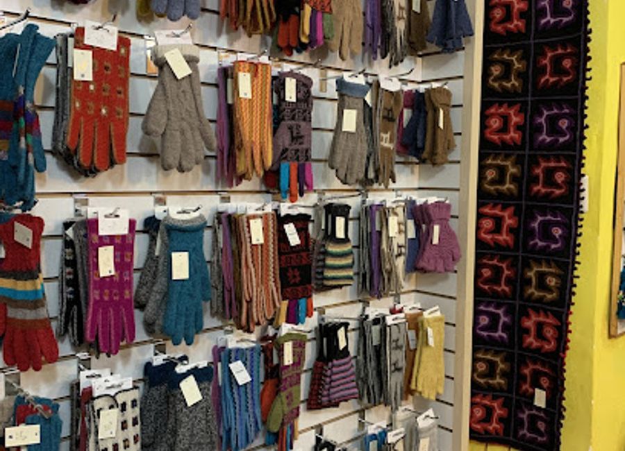 Explore the heart of Peru at Alpaca Tamon®, your go-to destination for exquisite alpaca clothing and unique handicrafts in Cusco.
