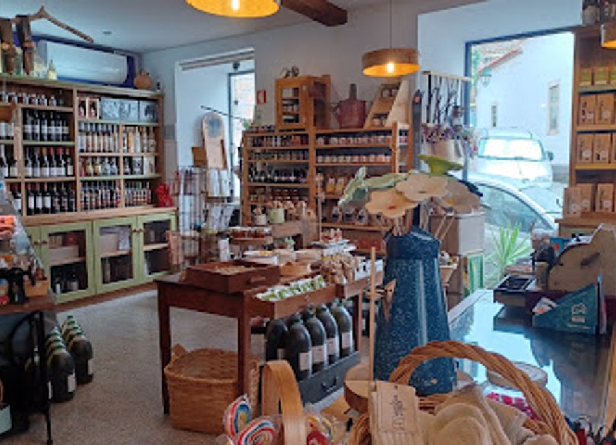 Explore the flavors of Unhais da Serra at Mercearia da Estrela, your go-to destination for exquisite cheeses, fine wines, and aromatic teas.