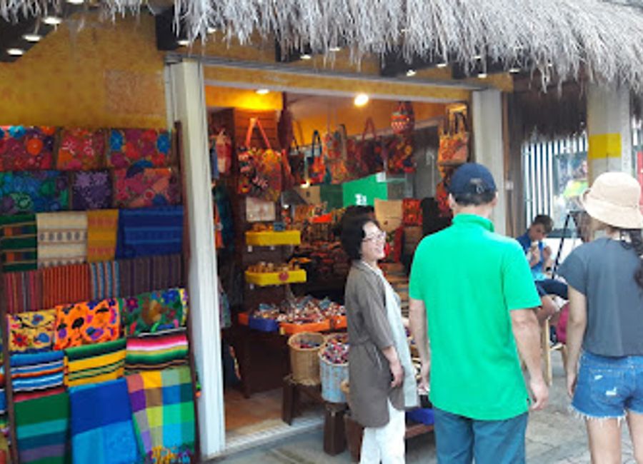 Discover the vibrant Quinta Alegría Shopping Mall in Playa del Carmen, where fantastic shopping, dining, and entertainment await every visitor.