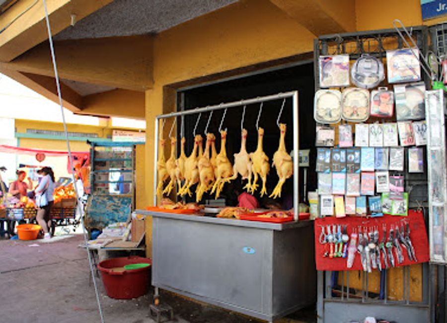Explore the heart of Huaraz at Mercado Central, a vibrant market brimming with local flavors, crafts, and cultural experiences.