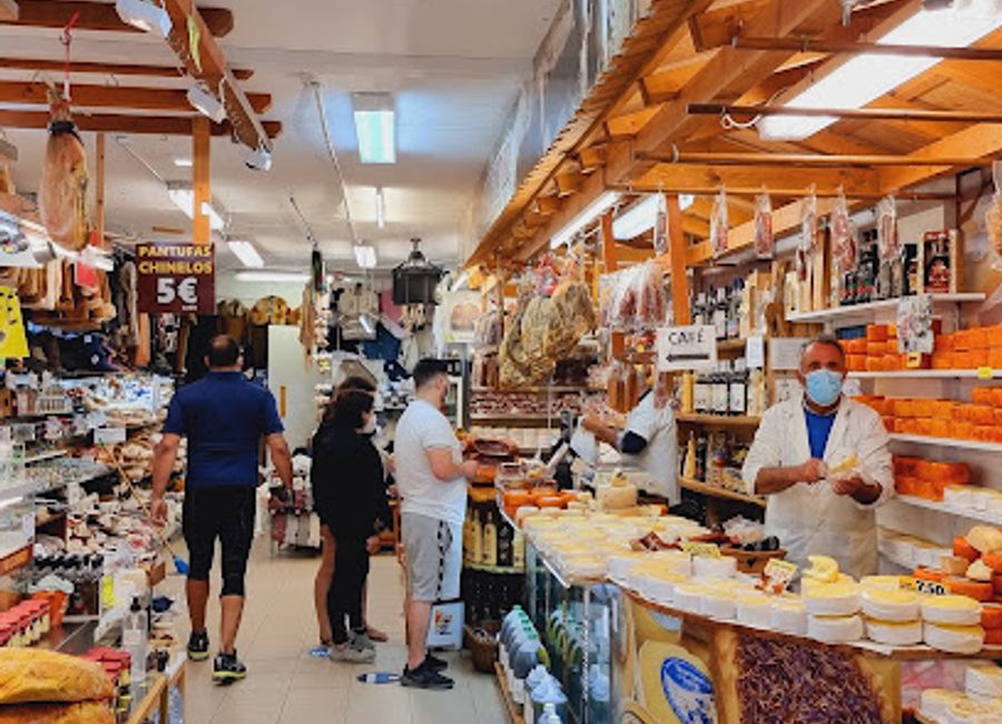 Explore the best of Alvoco da Serra at Centro Comercial da Torre, a vibrant department store offering local crafts, trendy fashion, and delicious cuisine.