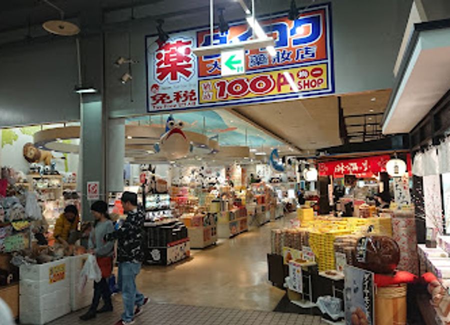 Experience the vibrant Toretore Market in Shirahama, where local crafts, fresh seafood, and authentic Japanese souvenirs await every traveler.