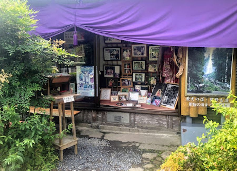 Experience the elegance of traditional Japanese attire at Daimonzaka Chaya, the premier costume rental service in Wakayama for your cultural adventure.