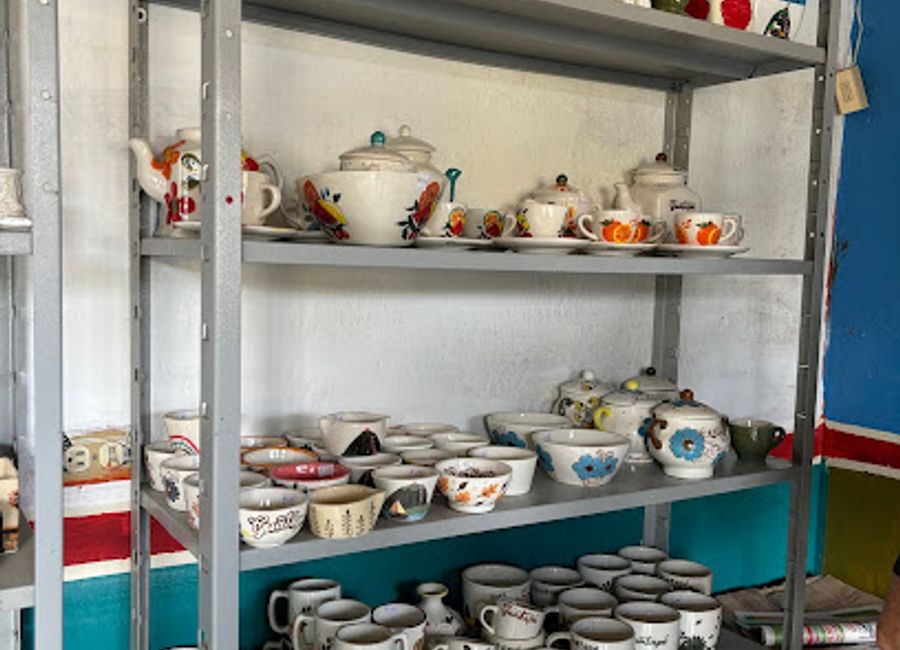 Discover authentic Colombian ceramics at Cerámicas Guatapé, where each piece reflects the vibrant culture and artistry of the region.