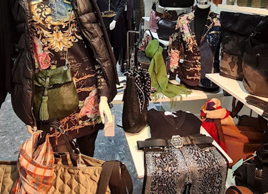 Discover the essence of elegance at Luxury, Lleida's premier fashion accessories and women's clothing store, where style meets sophistication.