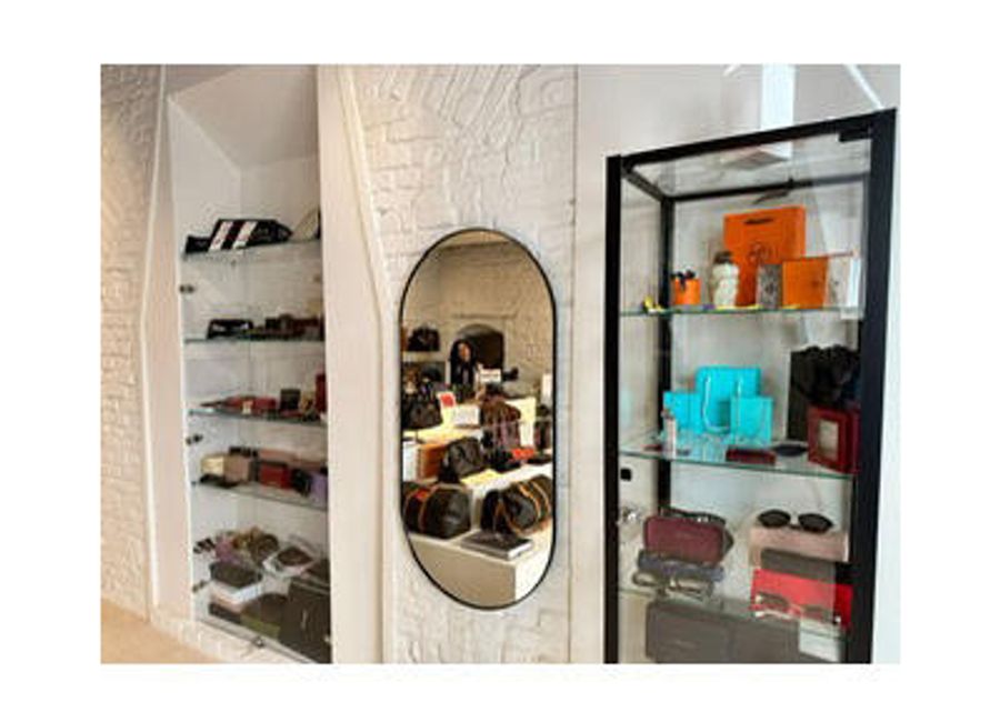 Discover exquisite luxury vintage leather goods at La Voglio Cosi in Parma, where timeless elegance meets charming Italian flair.