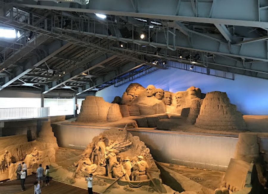 Explore the stunning Tottori Sand Dunes Park, Japan's majestic landscape of dunes, adventure activities, and cultural treasures.