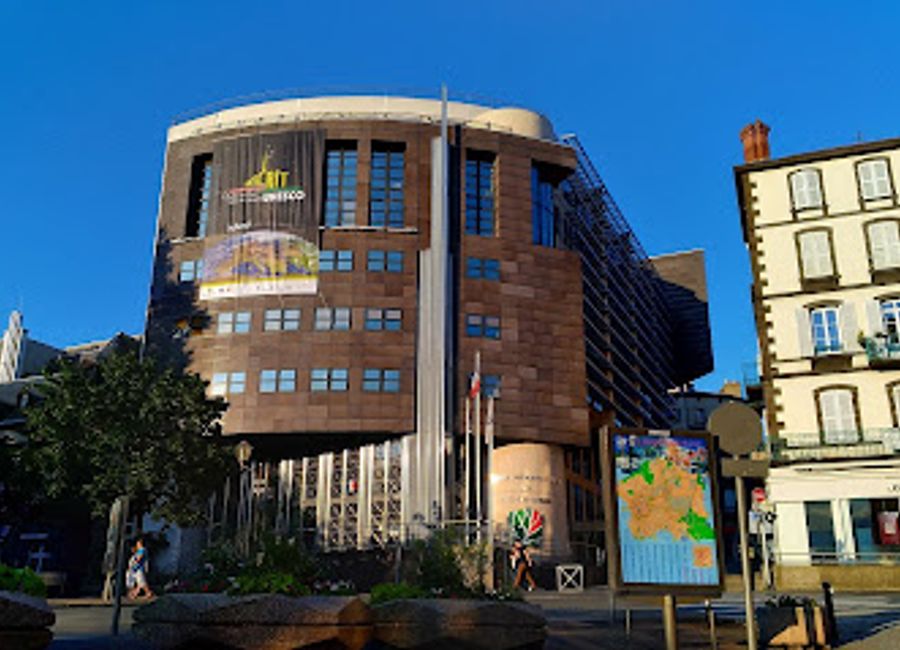 Discover the ultimate shopping destination in Clermont-Ferrand with Galeries Lafayette, offering luxury fashion, beauty, and lifestyle products all in one place.