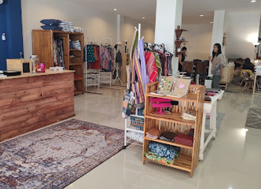Discover the vibrant Mosaic Market in Chiang Mai, a boutique paradise offering art, delectable café treats, and pampering nail services.