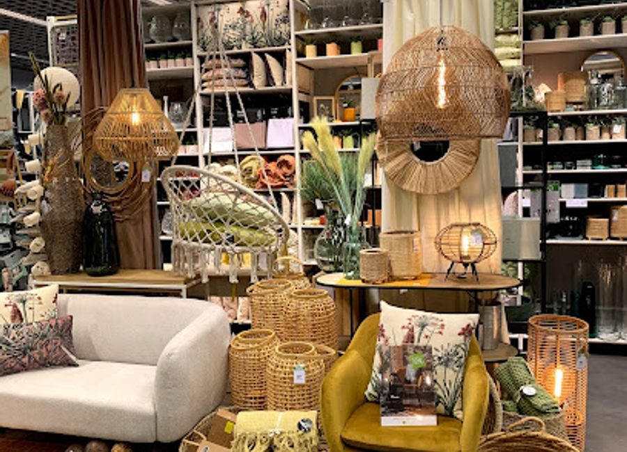 Explore Casa Sintra, a unique gift shop in Rio de Mouro offering eclectic gifts, stylish home goods, and charming garden furniture.