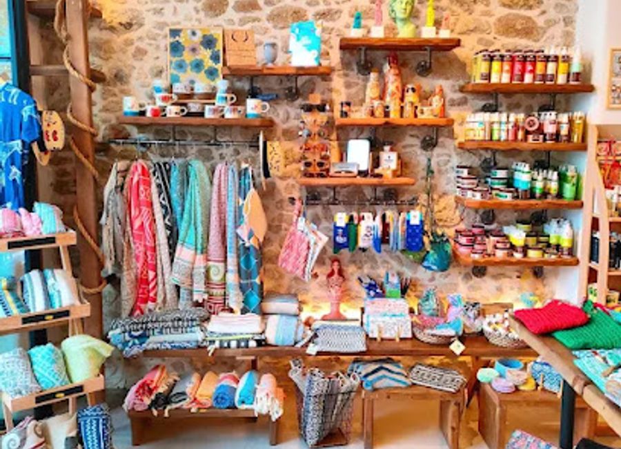 Discover To Kaniski in Kissamos - a charming shopping mall offering unique local crafts, organic products, and exquisite fashion accessories.