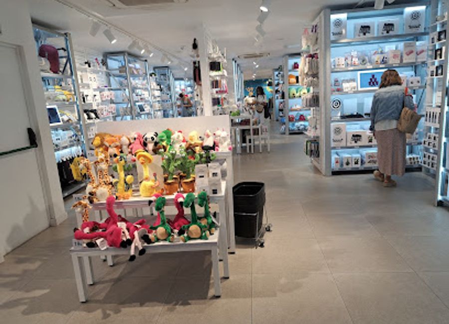 Discover ALE-HOP in Lleida: A unique gift shop offering a delightful blend of local artistry and quirky souvenirs to cherish.