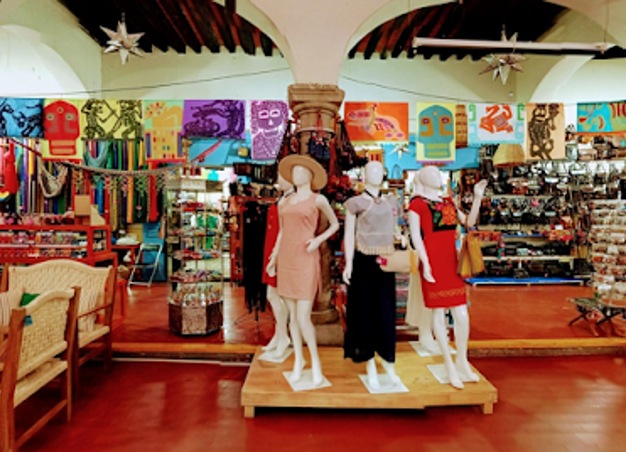 Discover the essence of Oaxacan culture at La Casa de las Artesanías, where exquisite handicrafts and vibrant art come together in a unique shopping experience.