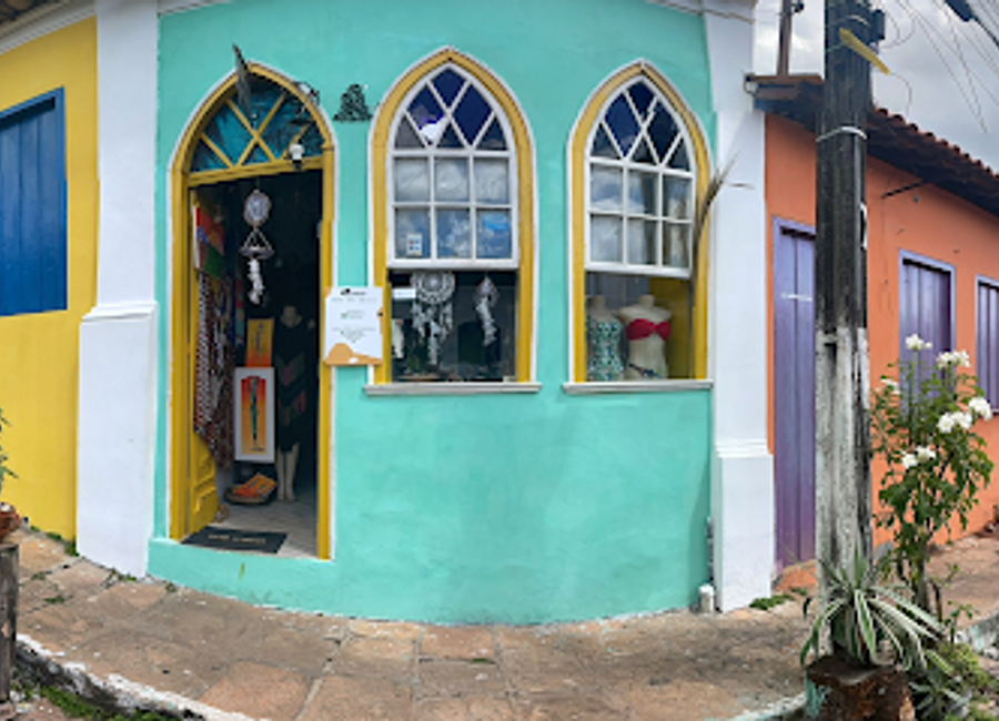 Explore a vibrant collection of gifts, crafts, and flowers at Sangue Bom Brechó & Artesanato in Lençóis, Bahia, a true gem for visitors.