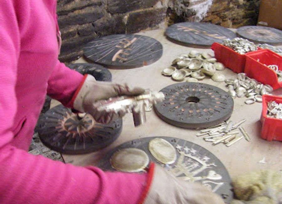 Discover unique souvenirs and local crafts at Les Étains de Jumilhac, a charming gift shop in the heart of Jumilhac-le-Grand.