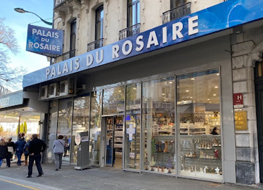 Discover the finest selection of artisanal gift baskets at Palais Du Rosaire, where local culture and craftsmanship come together in Lourdes.