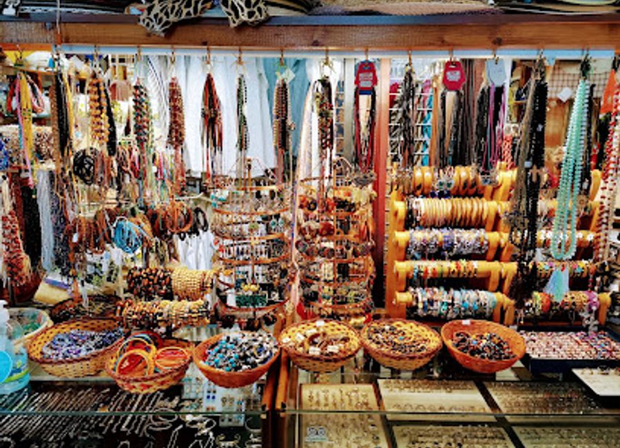 Discover handcrafted sandals and authentic Greek souvenirs at Meteora Sandals (Ekfrasi) in Kalampaka, where tradition meets craftsmanship.