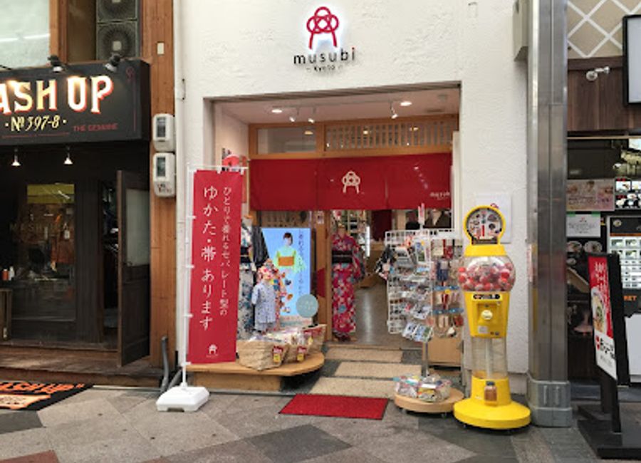 Discover the beauty of traditional kimonos and fashion accessories at Musubi, a gem in the heart of Kyoto’s cultural landscape.