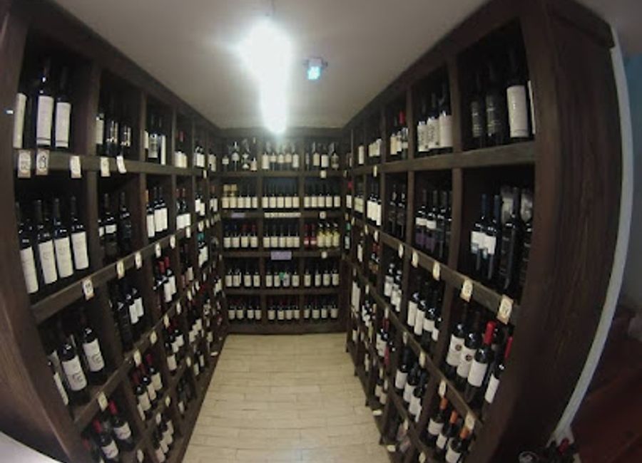 Discover the finest local and international wines at Vinoteca Peatonal Wines, a top destination in Mendoza for wine enthusiasts and tourists alike.