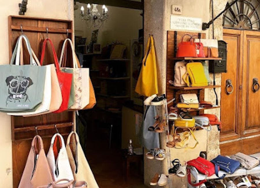 Explore exquisite handbags and fashion accessories at Le Sac in Montepulciano, where Italian craftsmanship meets modern elegance.