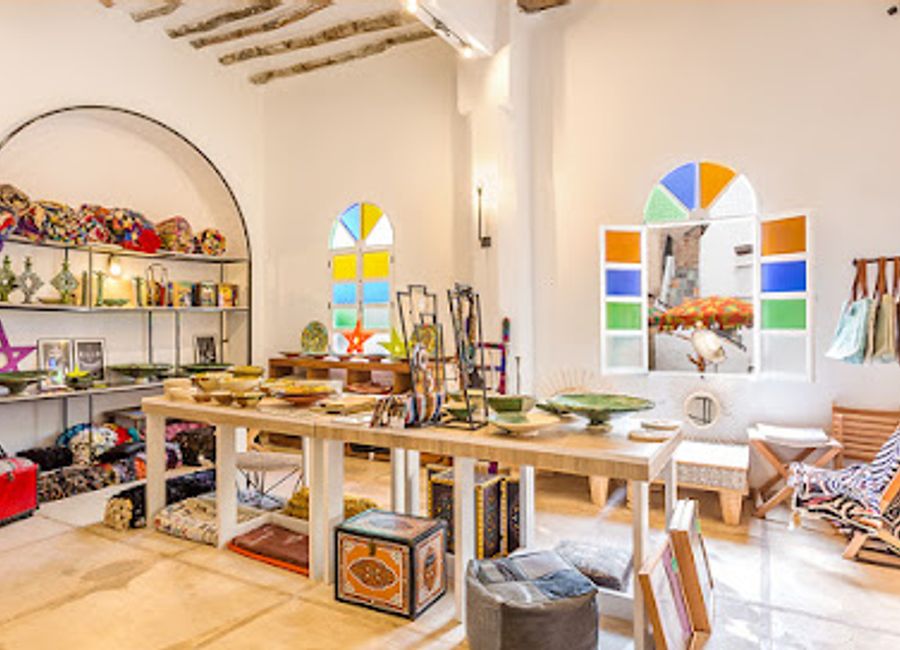 Explore the vibrant fashion scene at Max & Jan Medina, where unique clothing and accessories meet Moroccan craftsmanship.