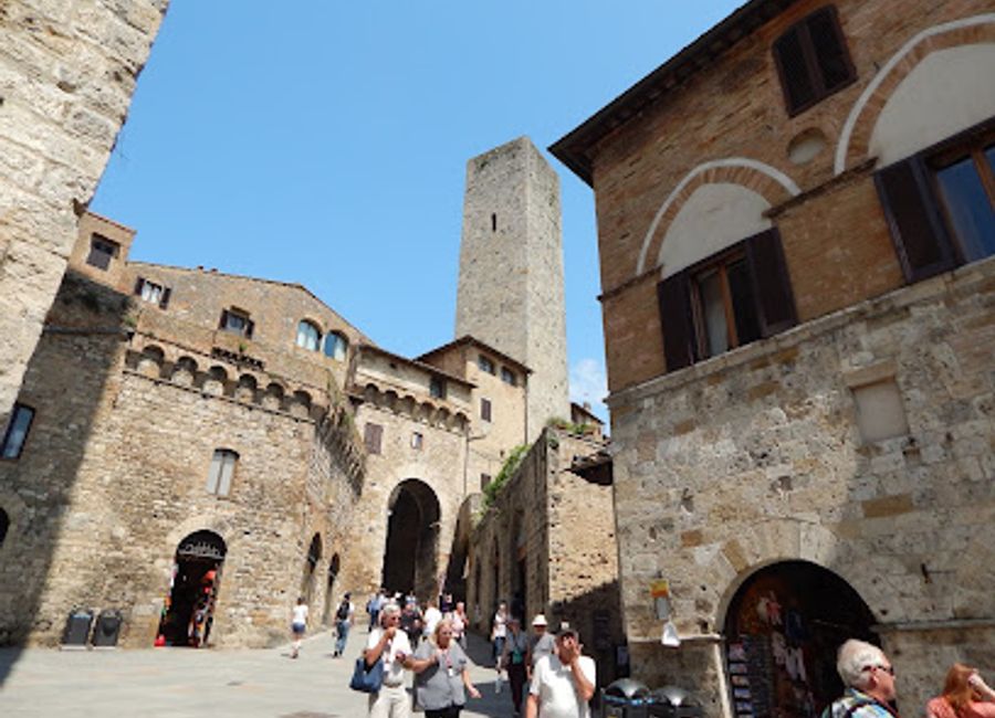 Experience the artistry of Italian leather at Maria's Pelletterie, where elegance meets craftsmanship in the heart of San Gimignano.