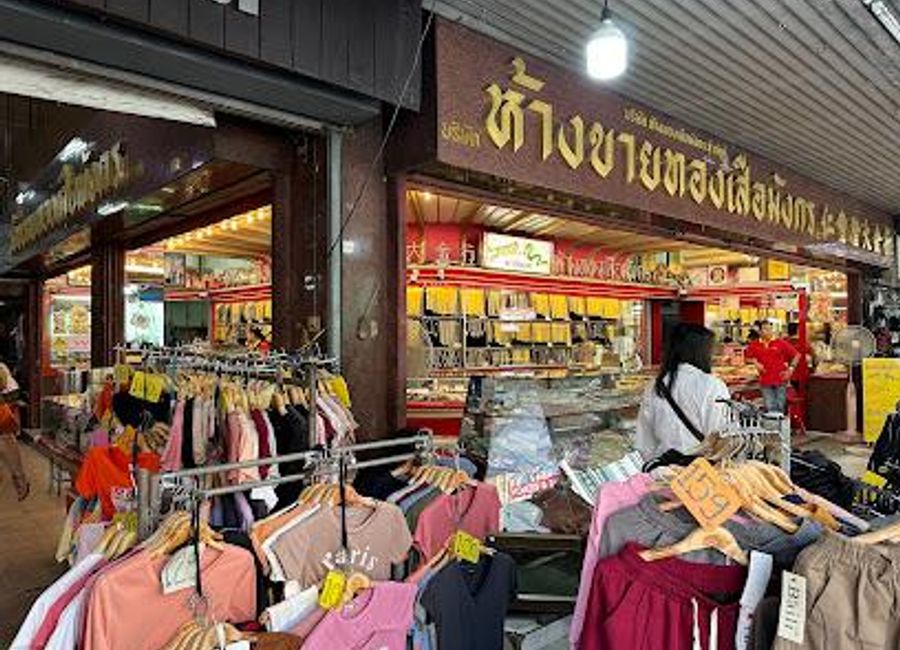 Discover the essence of Chiang Mai at Warorot Market – a vibrant hub of fresh produce, local handicrafts, and authentic street food.