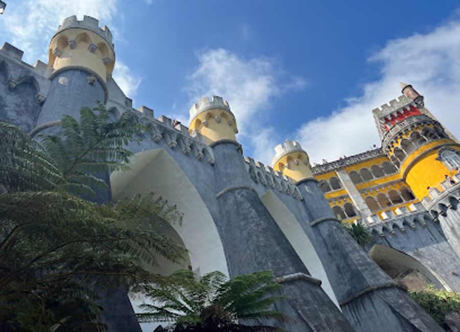 Discover Sintra Retail Park: A shopping haven with diverse stores, delicious dining, and family-friendly amenities in scenic Rio de Mouro.