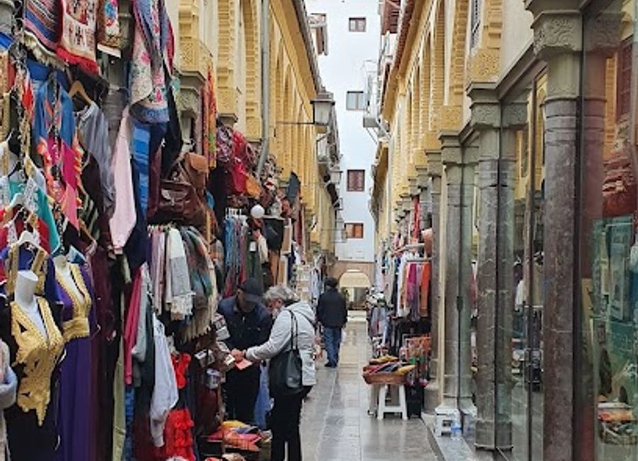 Explore the vibrant craftsmanship of Granada at Artesanías Medina, your go-to destination for unique handmade souvenirs that reflect local culture.