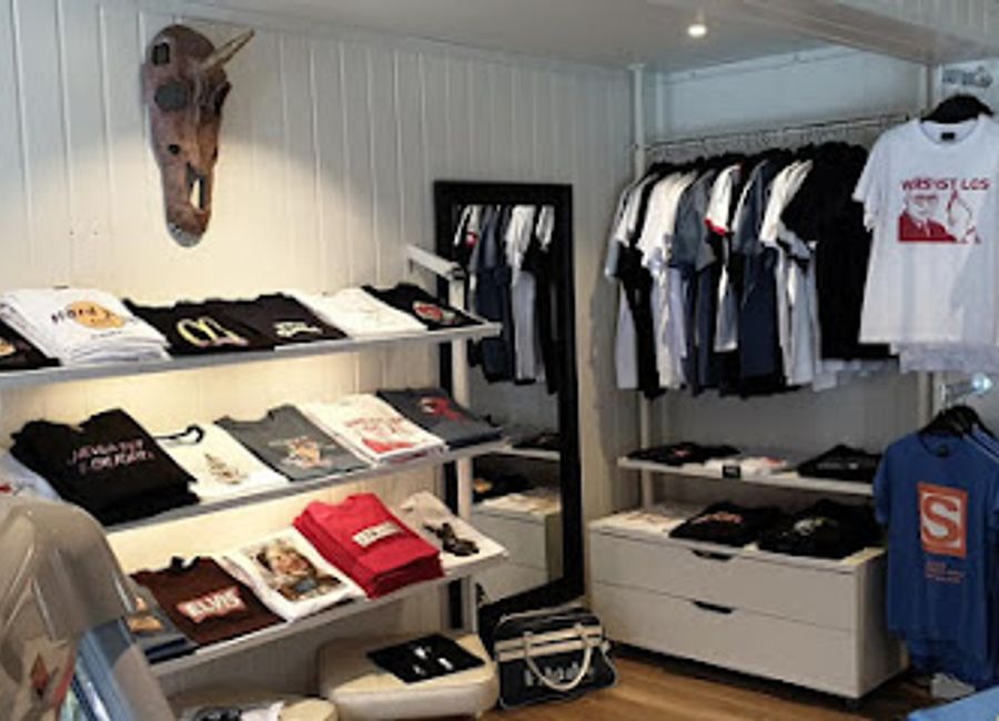 Explore the artistic essence of Røros at Mye rart Røros, where local craftsmanship meets unique souvenirs in a charming store atmosphere.