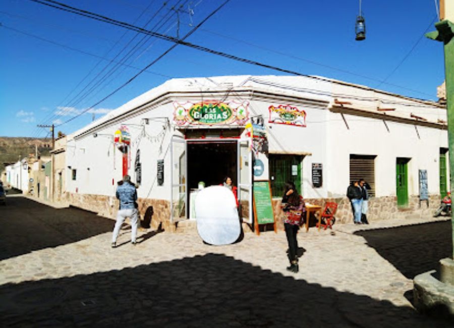 Discover the vibrant artisan market in Humahuaca, Jujuy, where local crafts, flavors, and culture come together in a colorful tapestry of experiences.