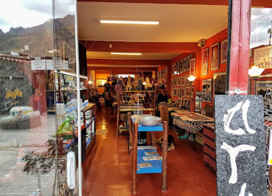 Immerse yourself in the artistic heritage of the Colca Valley at ARTES DEL COLCA, a premier destination for unique Peruvian art and souvenirs.