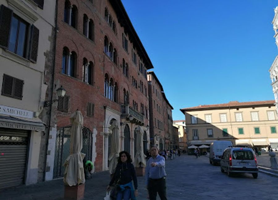 Discover unique fashion and accessories at Premium in Lucca – your ultimate shopping destination for style and elegance.