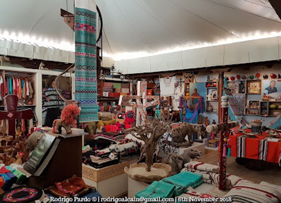 Discover Eklektik in San Cristóbal: a vibrant store showcasing the rich culture and craftsmanship of Chiapas through unique textiles and handmade crafts.