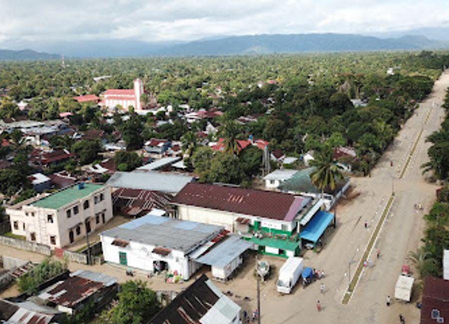 Discover the vibrant shopping scene at Tranombarotra Goulamhoussen in Maroantsetra, where local culture meets diverse merchandise.
