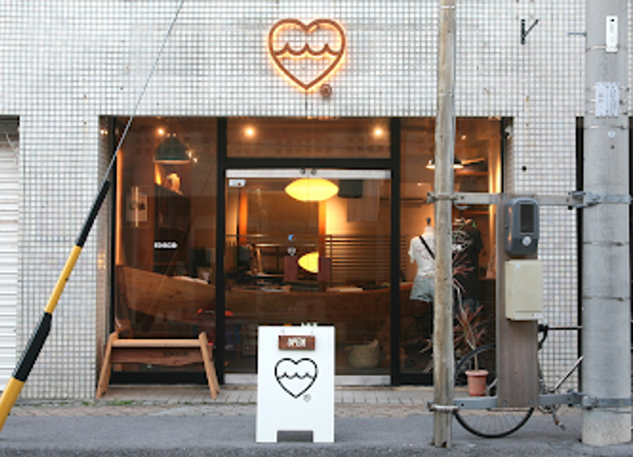 Discover unique beachwear that captures the essence of Okinawa at Everyday Ishigaki, the ultimate T-shirt store for your tropical adventure.