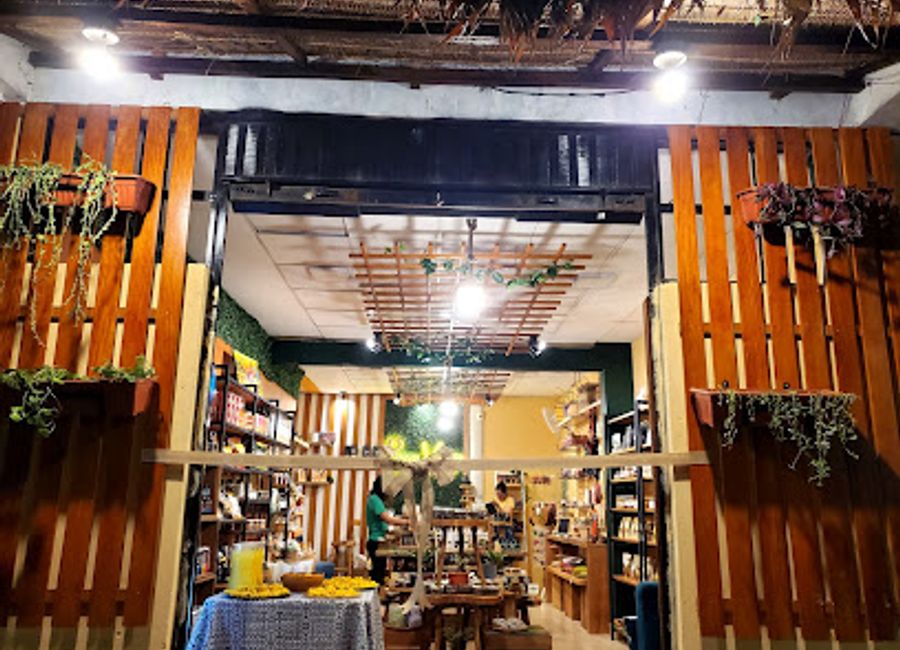 Explore Plaza Verde - Bio tienda Amazónica for handcrafted Amazonian crafts, organic products, and sustainable souvenirs in Puerto Maldonado.