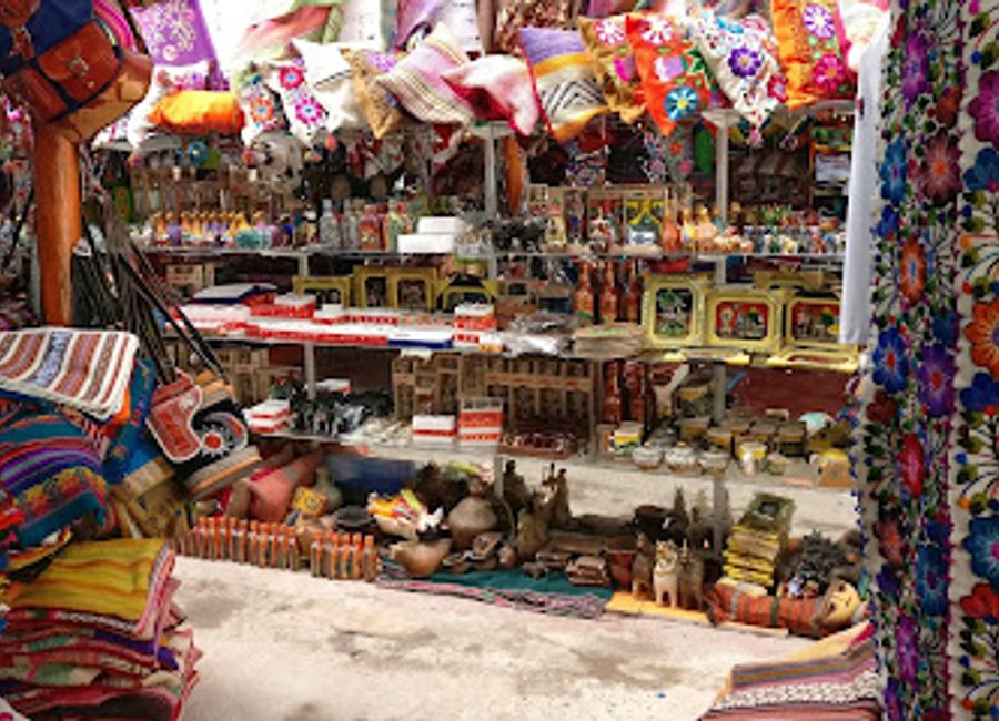 Explore Artesanias Llancaqmaki in Cusco for exquisite Peruvian crafts and unforgettable souvenirs that celebrate local heritage.