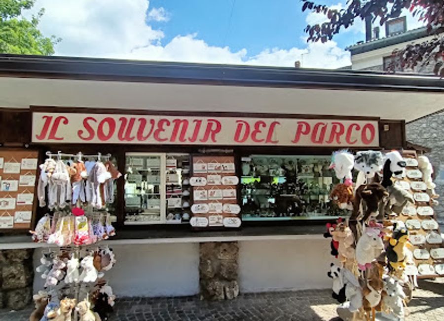 Explore unique gifts and local crafts at Il Souvenir del Parco, the perfect place to find memorable souvenirs in Pescasseroli, Italy.