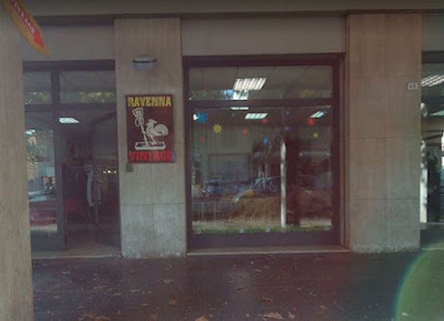 Explore the charm of Ravenna Vintage, your go-to destination for unique used clothing and sustainable fashion in the heart of Ravenna.