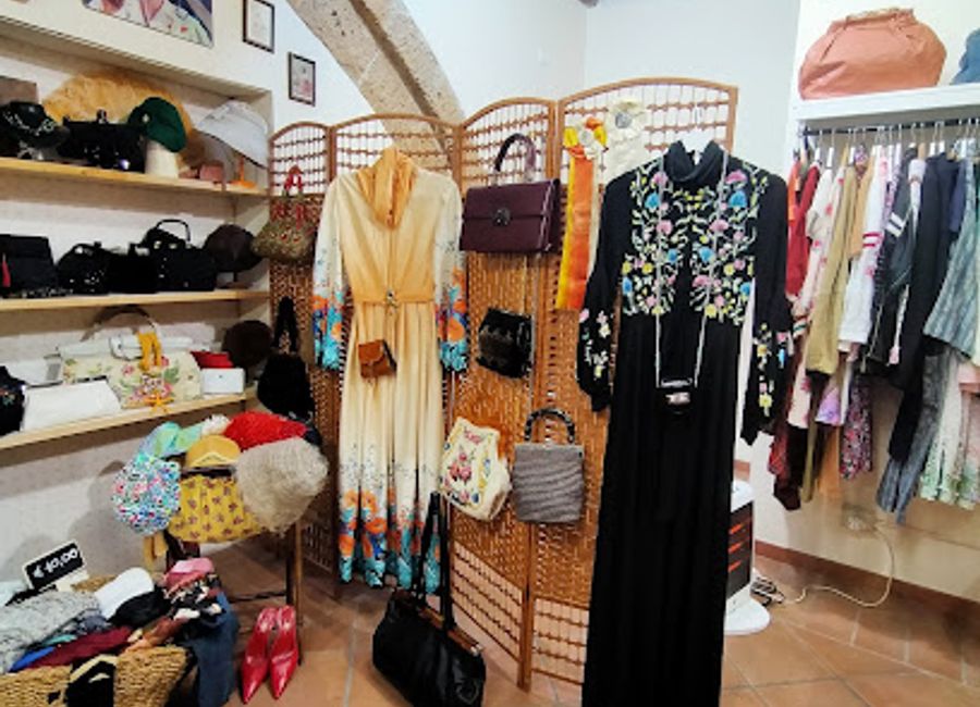 Explore Stella Vintage Store in Orvieto, a haven for vintage fashion lovers seeking unique clothing and accessories that embody timeless elegance.