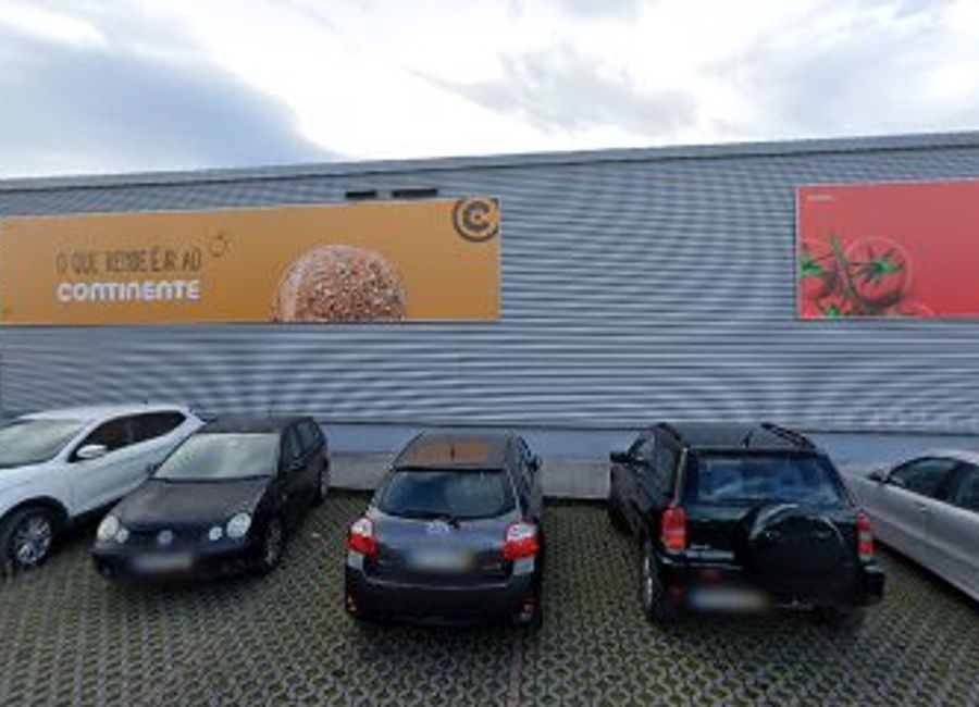 Explore a diverse range of stylish clothing for all ages at MO Sesimbra, your ultimate shopping destination in Portugal.