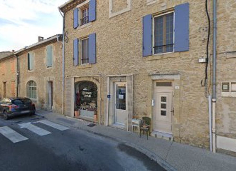 Discover local craftsmanship and sustainable goods at Les Choses Simples, a unique shopping destination in the beautiful village of Lauris.