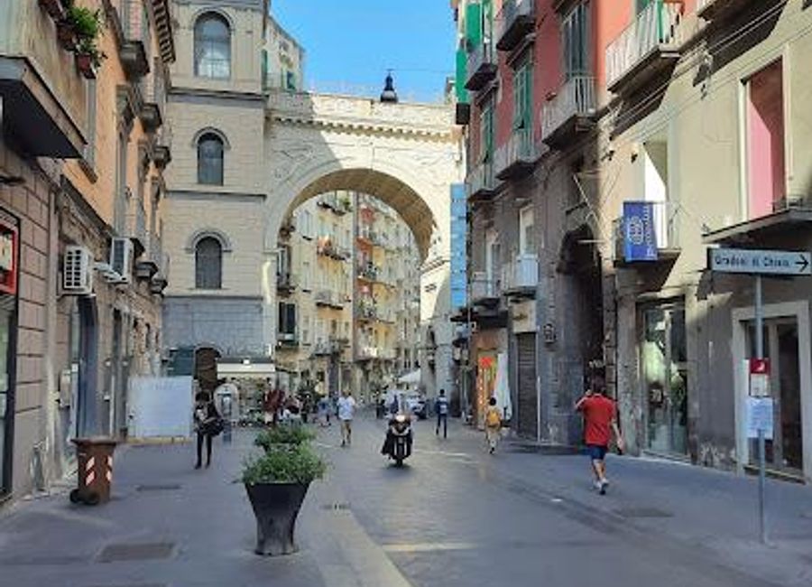 Explore the elegant Via Chiaia, a vibrant shopping street in Naples, blending culture, gastronomy, and stunning architecture.