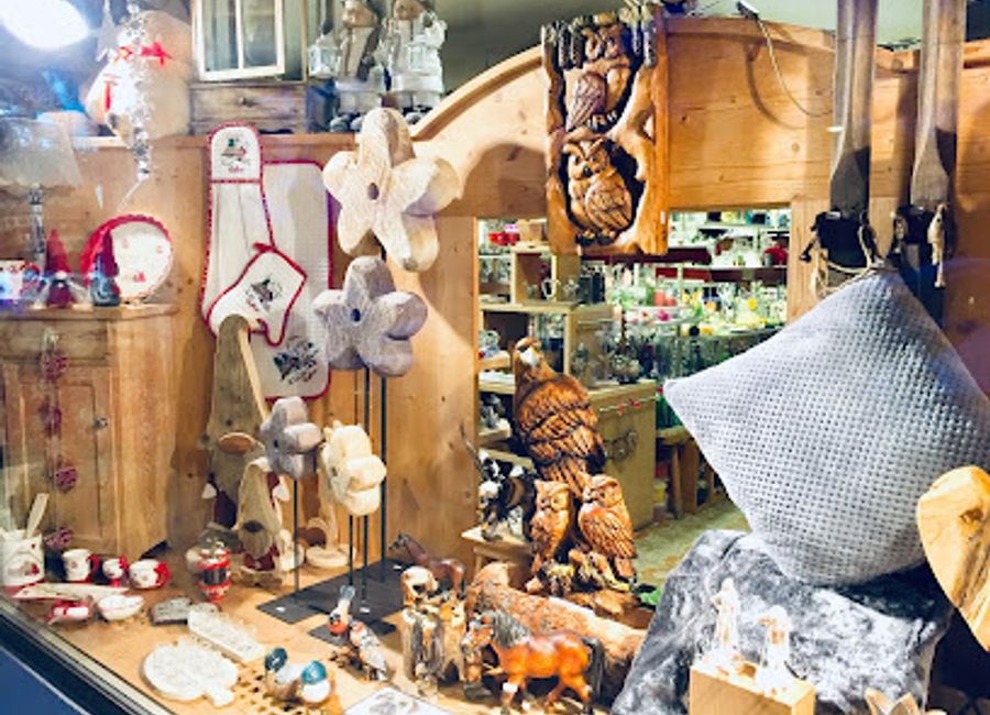 Explore Arte Costa in Colfosco: Your ultimate destination for authentic South Tyrolean souvenirs and gifts that capture the region's charm.