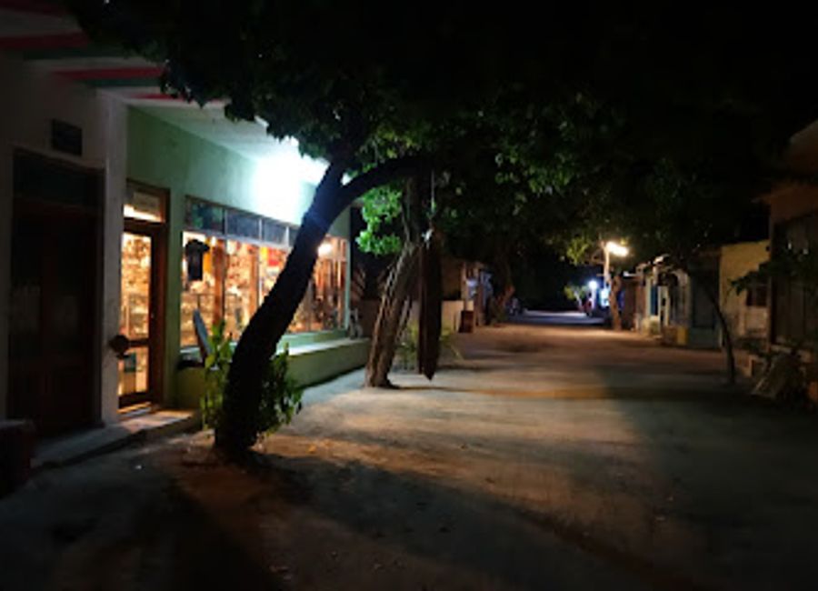 Discover unique Maldivian crafts and souvenirs at Uzmaai, Dhigurah's vibrant shopping mall, where local culture comes alive.