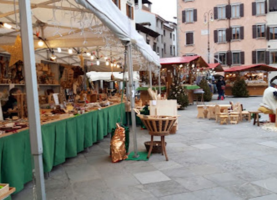 Discover the vibrant Galleria Bardelli in Udine, Italy, where shopping, dining, and entertainment meet in a modern and welcoming atmosphere.