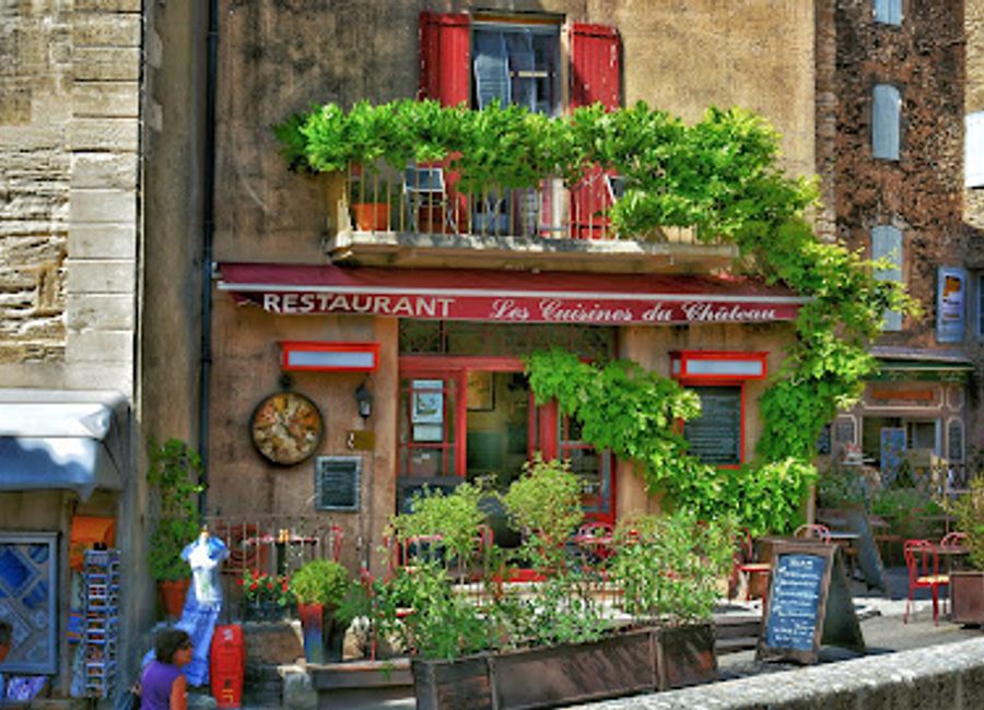 Experience the authentic taste of Provence at Le Potager Du Chateau, a charming store in Gordes offering fresh pasta, fruits, and exquisite local wines.