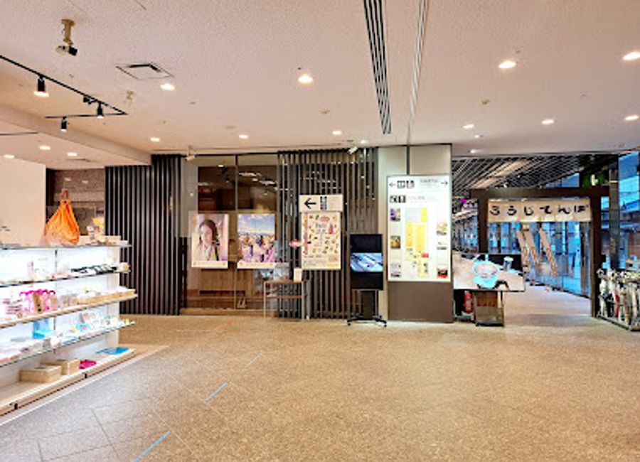 Discover the vibrant shopping experience at Rōji Tempo, where Kyoto's rich culture meets modern retail in a beautiful setting.