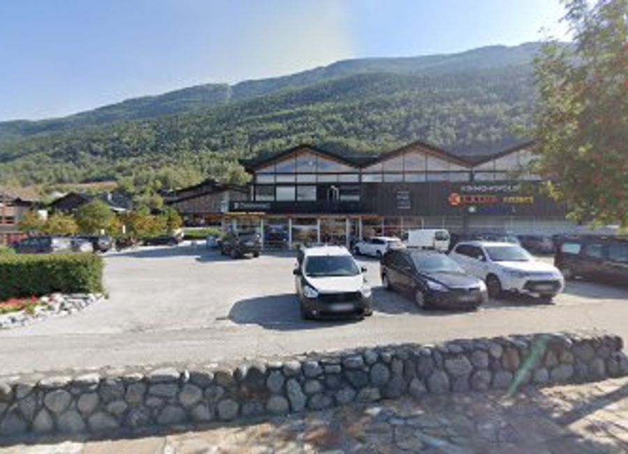 Explore Hansen & Dysvik Lom, a charming home goods store in Fossbergom, offering handcrafted treasures and authentic Norwegian souvenirs.